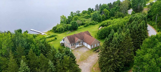 Le Repos de L'Ours, Waterfront Chalet with Private Dock in Notre-Dame-de-Pontmain