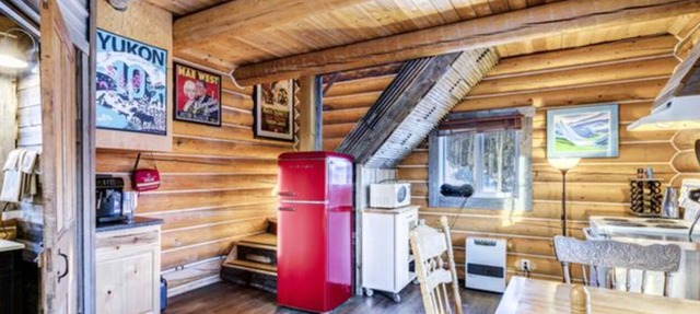 Log Cabin with Amazing Mountain & Lake Views (allergy-friendly) in Carcross