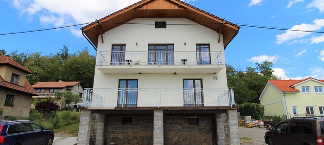 Lovely apartment for 5 guests with pool, WIFI, TV, patio and pets allowed in Príbram