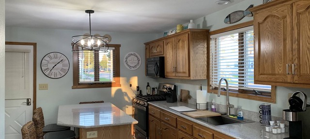 Lovely Riverfront views of river. Walking distance to beach. 🚴👙🐠 in Two Rivers