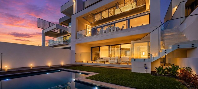 Luxe 3-Storey Oceanfront Retreat in Scarborough