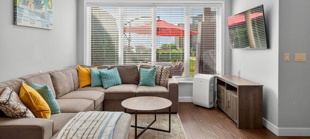Luxurious Lakeside Oasis with Resort Amenities in West Kelowna