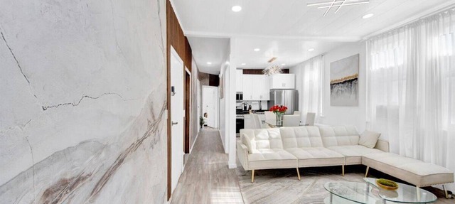 Luxury 4BR Sleeps 16 Free Parking Walk to Train Near NYC in Yonkers