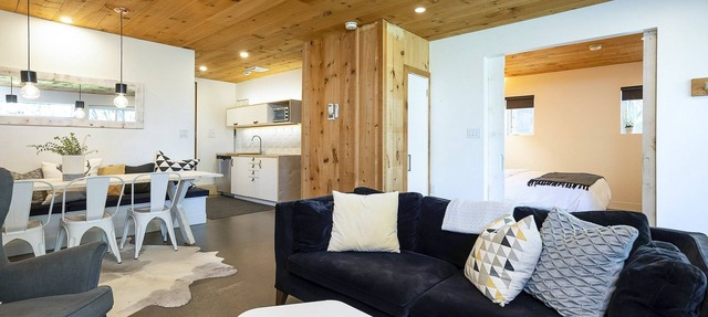 Luxury B & B 2 bdrm Chalet unit w/private yard, hottub, walk to ski and village in Blue Mountain