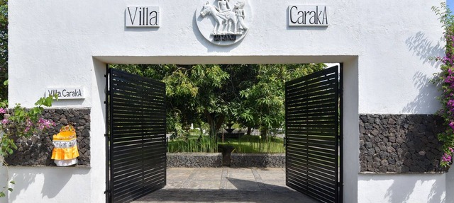 Luxury Beach Front Villa with large garden, private pool, staff and free Wi-fi in Singaraja