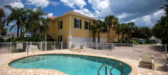 Luxury Cearra Del Ray Townhome Seconds to Beach 2-Car Garage in New Smyrna Beach