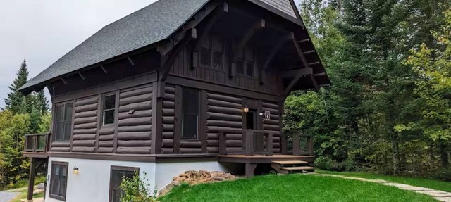 Luxury Chalet Boréal with 4 bedrooms, spa, A/C, pool, tennis,lake in Lac-Supérieur