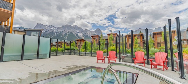 Luxury Corner Condo w/Mountain Views + Hot Tub in Canmore