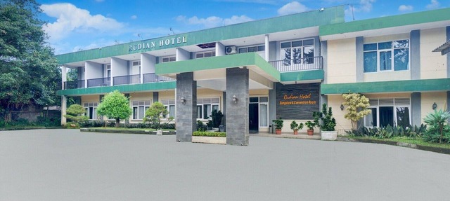 Luxury Deluxe DBL Retreat W/WiFi Parking and Pool in Bogor