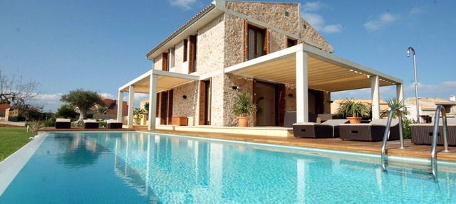 Luxury villa for 10 with pool, gym, AC and wifi, only 150m to the sea in Alcúdia