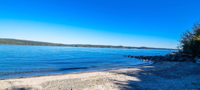 Luxury Villa With Hot Tub & Private Sandy Beach. in Campbell River