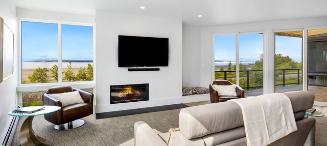 Luxury villa with inlet views, hot tub, decks, grill, balcony, fireplace, & W/D in Anchorage