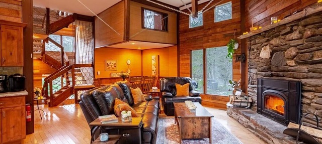 Maple Castle – Cozy Riverside Retreat with Hot Tub, Trails & Fireplace in Hancock