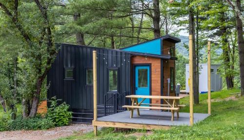 Maple Sugar Shack Tiny House with hot tub & river by Stowe in Johnson