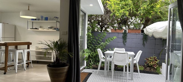 Mermaid Beach Pet-Friendly Cottage - walk to the beach, cafes, and woollies. in Mermaid Waters