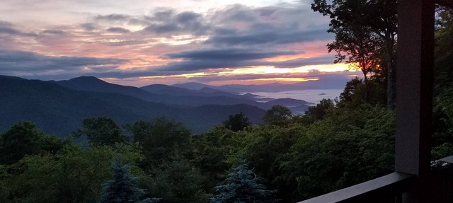 Million $$ Home, Elevator, View of Big Bald, Hot Tub, Sleeps up to 12 in Mars Hill