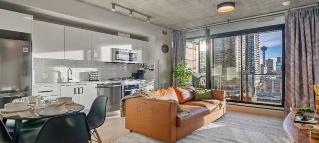 Miso 2 BD - Skyline View, Patio, Gym, Pool & AC in Calgary