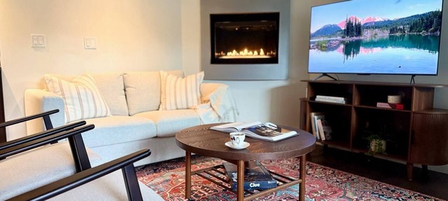Modern and Tranquil Gem, Close to Downtown, Cruise Terminal, Beach and Ski Hills in West Vancouver