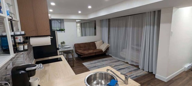 Modern Basement Studio w/Kitchen, Free Parking in Montréal