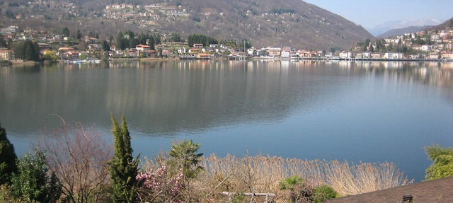 Modern, comfortable loft apartment, right on the lake and Monte Caslano. in Caslano