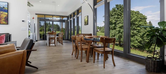 Modern Custom Vineyard Cottage, Epic Views, Huge Decks, BBQ, Ping Pong, EV Charger, Walk to Wineries in Dundee