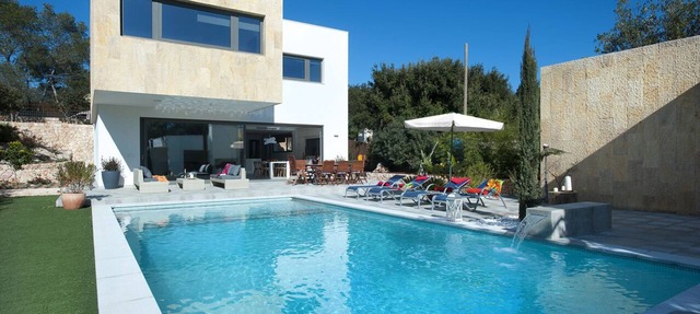 Modern Luxury Villa with Heated Pool, Outdoor Jacuzzi & 4 En-Suite Bedrooms in SA POBLA URB CRESTATX
