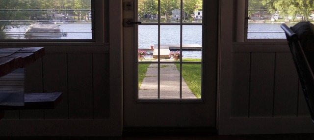 Modernized, open style, waterfront lakehouse! Sleeps up to 10! Great swimming! in Salisbury