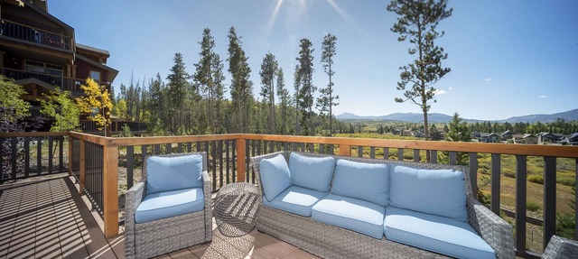 Mountain-View | Fireplace, Deck & Ski Season in Fraser