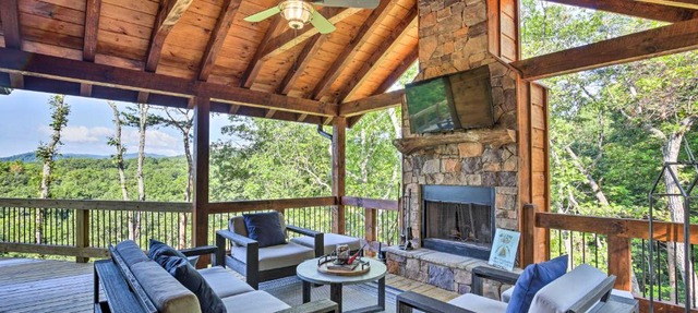 New Construction Multi-Level Cabin with Hot Tub in Blue Ridge