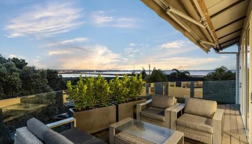 Ocean view Designer Standalone Villa Big Deck in Auckland