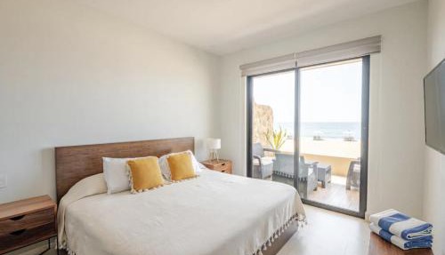 Oceanfront condo with terrace in San Francisco