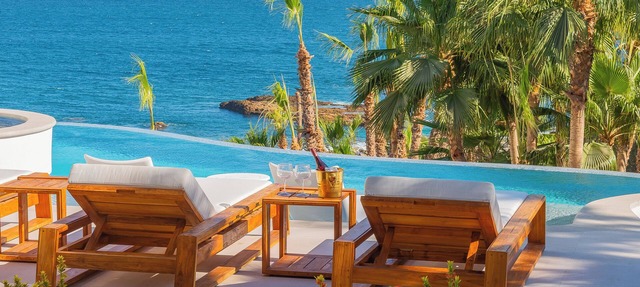 Oceanfront Luxury Villa w/Infinity Pool, Sauna, Spa, Gym & Swimmable Beach Cabo in Turistico Corredor