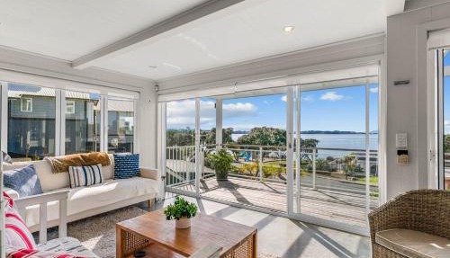 Oli Kai - Algies Bay Holiday Home in Auckland