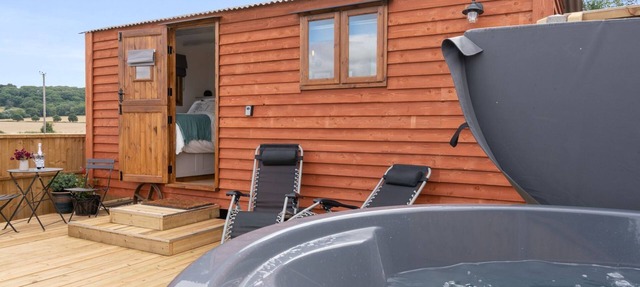 Outbak Shepherds Hut - sleeps 2 guests in 1 bedroom in Hailes