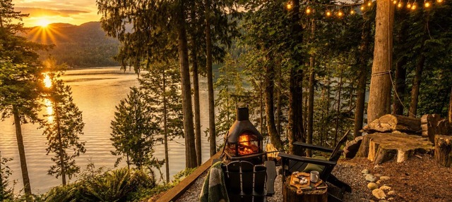 Panoramic Lake View Living with Hot Tub & Sauna in Bellingham