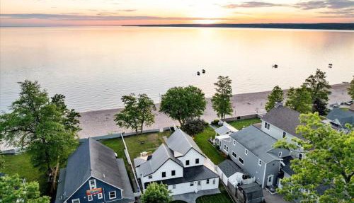 Park- Entire Home Sleeps 21 in Sylvan Beach