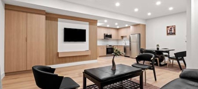 "Pavia" Suite, Private Entry, Short Walk to U of C in Calgary
