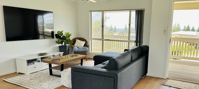 Peaceful and spacious, ocean views, mins from beach. Family and pet friendly! in Moana