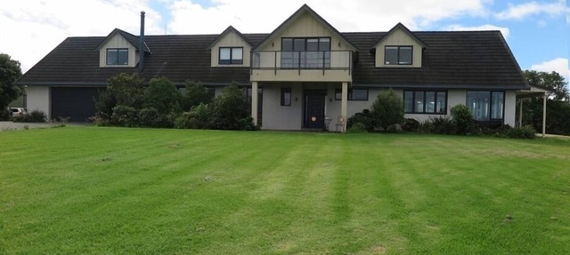 Peaceful, beautiful setting for this spacious, convenient and modern Lodge in Tawharanui Peninsula