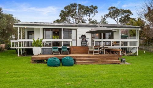 Peaceful Picnic Bay - Surfdale Holiday Home in Auckland