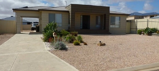 PEBBLES PARADISE is a 4 bed 2 bath modern home a couple minutes from the beach. in Moonta Bay