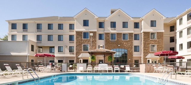 Perfect for Groups! | Pool + Gym + Free Breakfast in Newark