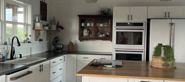 Pet Friendly 5-bedroom cottage just a 16-minute walk to Outer Banks Beaches in Kitty Hawk