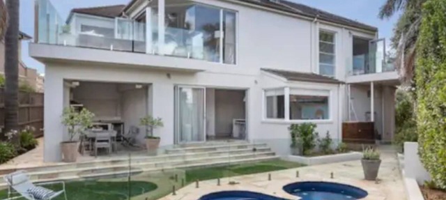 Pet Friendly - Hampton Haven Pool metres to the Beach in Hampton
