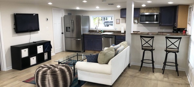 Pets Friendly, Waterfront, Large backyard, Bonfire with grill, outside shower in Milton