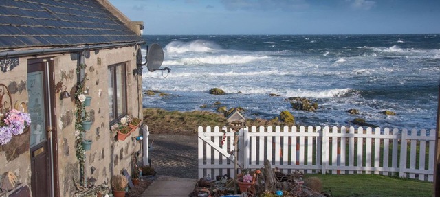 Pew with a View - Pet Friendly seafront cottage, secure shorefront garden in Aberdeenshire