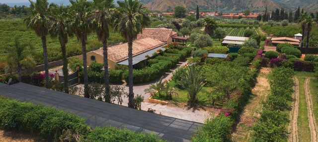 Polyfemo-charming farmhouse-countryside of Taormina-near the beach-stunning pool in Trappitello