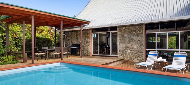 Pool, backyard retreat, free WIFI, walking distance to the beach & restaurant in Pacific Harbour