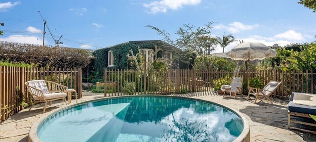 Pool + Fire Pit + Projector | Walk to Eden Park | Designer Retreat in Auckland