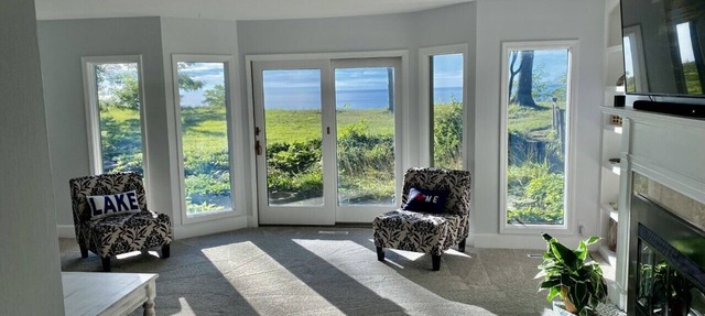 🌅Pristine Private Lakefront⛵️Hot Tub♨️, Fire Pit🪵, WIFI & AC! 🛥️ in Benton Harbor